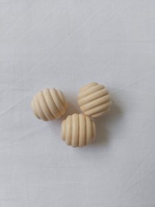 hochets_perles_striees_bois